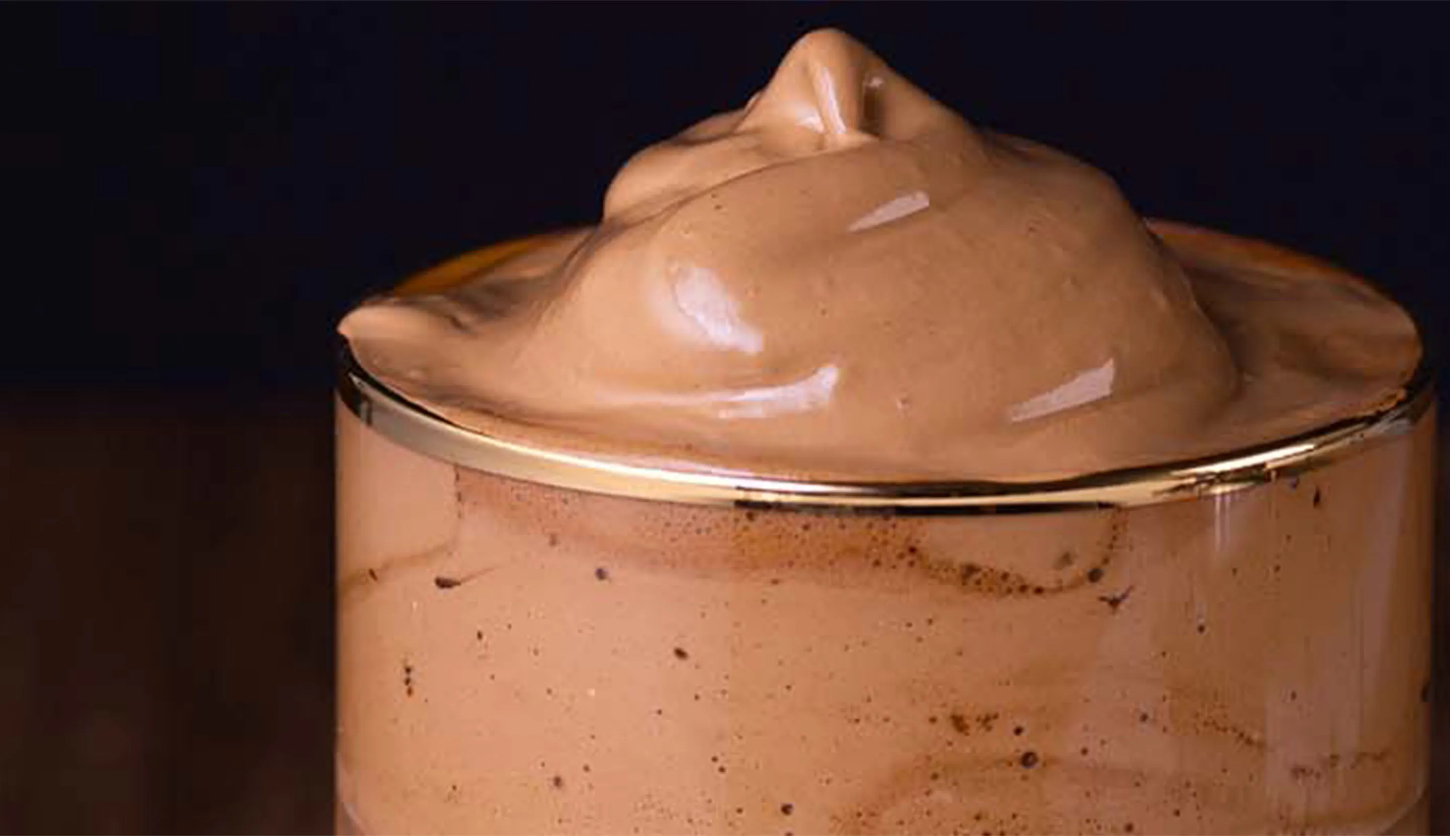 Receta de café frío cremoso y sus granos para disfrutar en días calurosos