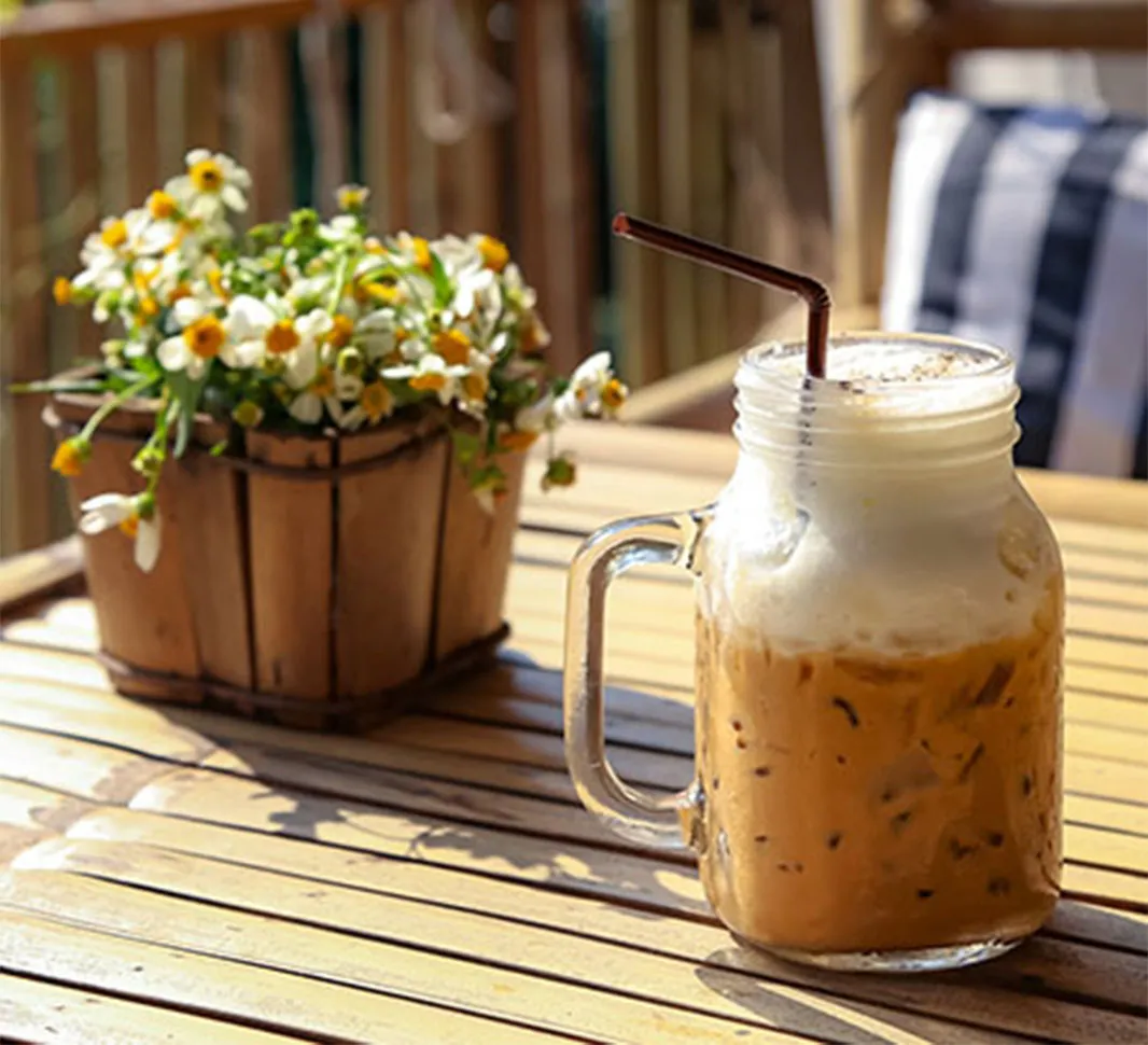 Pausa un día soleado con NESCAFÉ® Tradición para beber un café frío al aire libre
