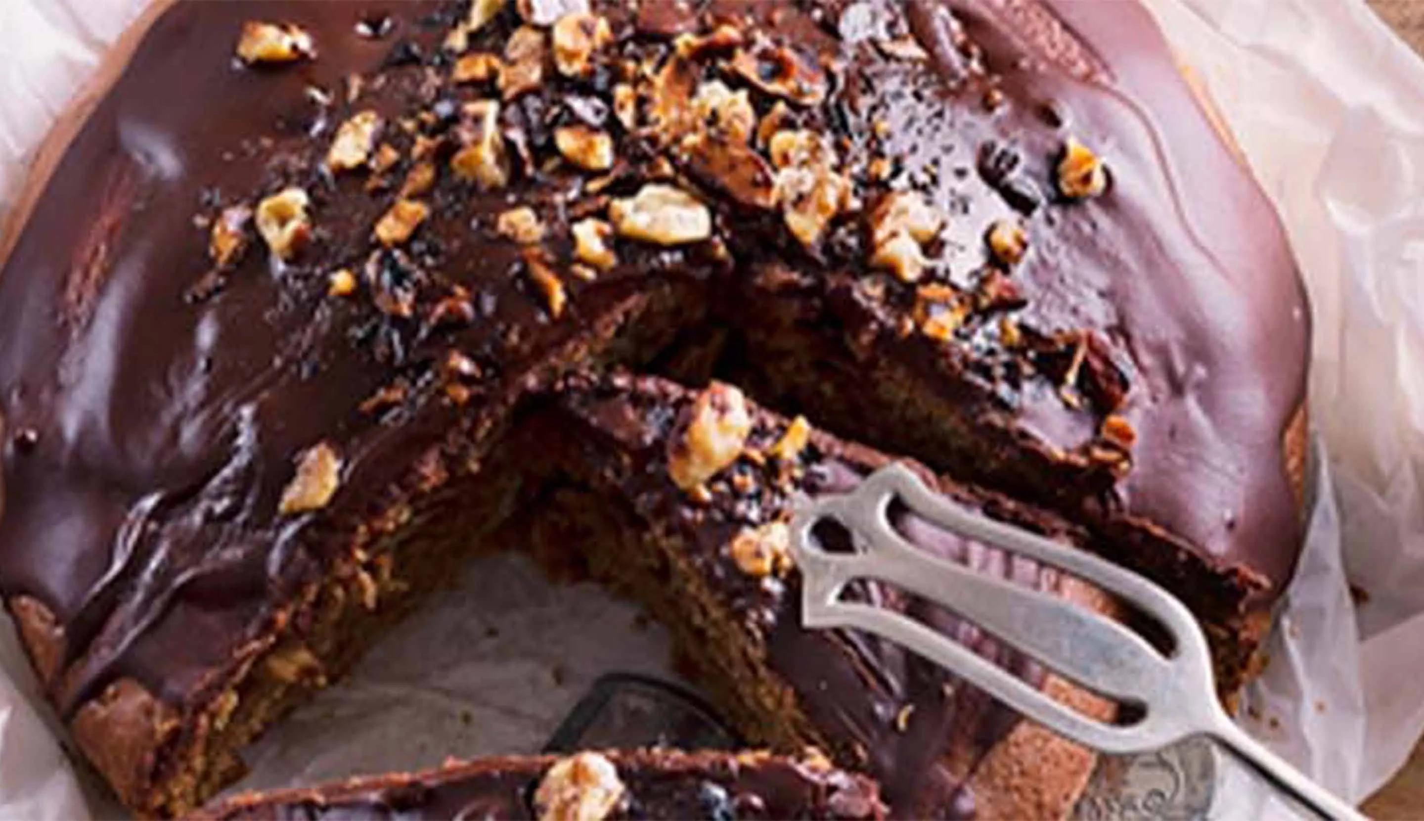 Torta de chocolate con café acompañada de una taza deliciosa de NESCAFÉ® Tradición