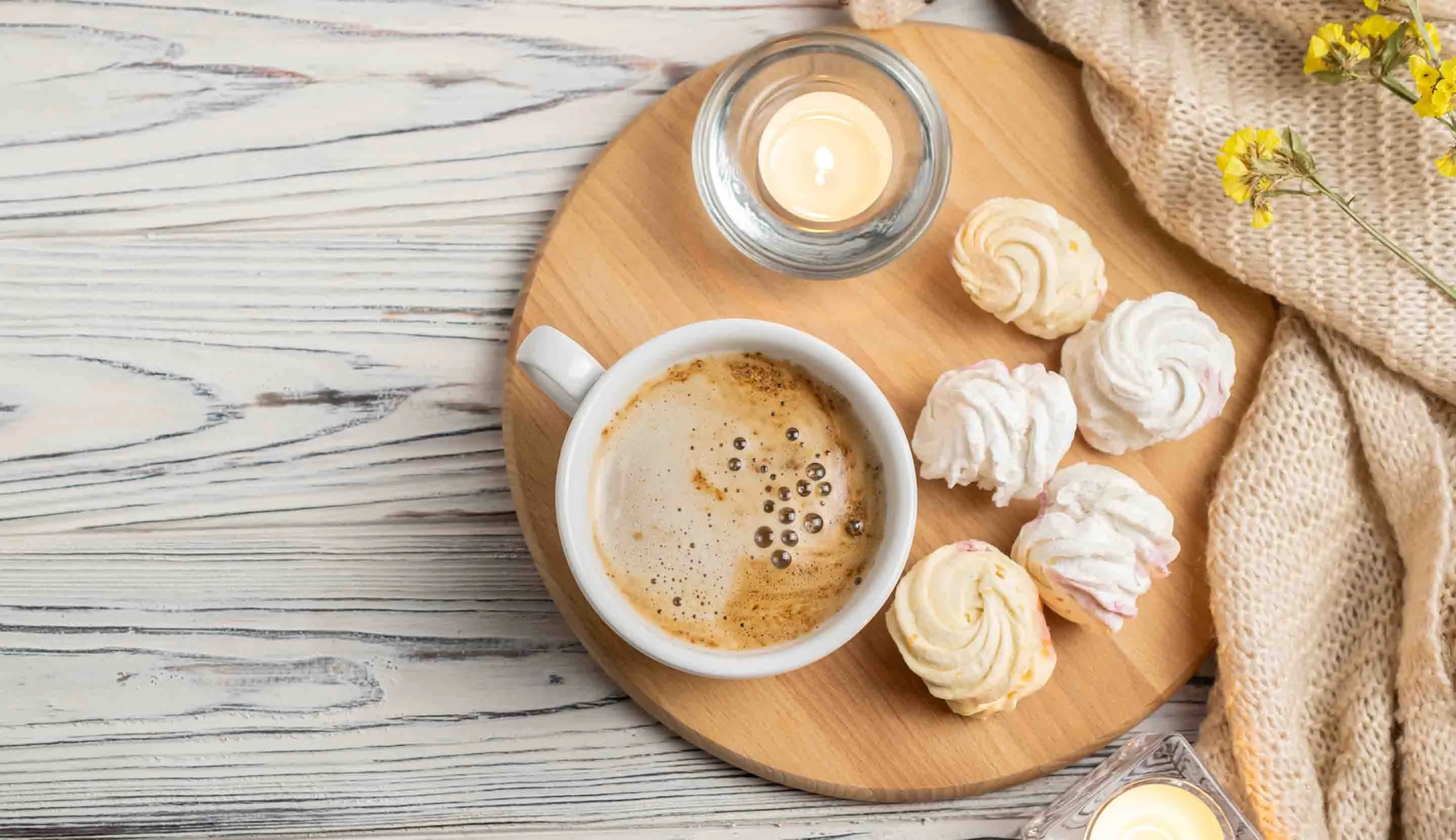 Taza de café sin azúcar acompañado de merengues dulces