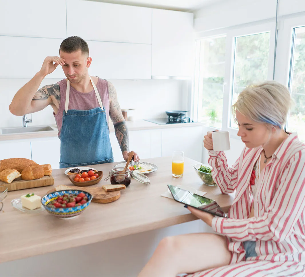 Hombre y mujer desayunando y acompañando su café sin azúcar con frutas