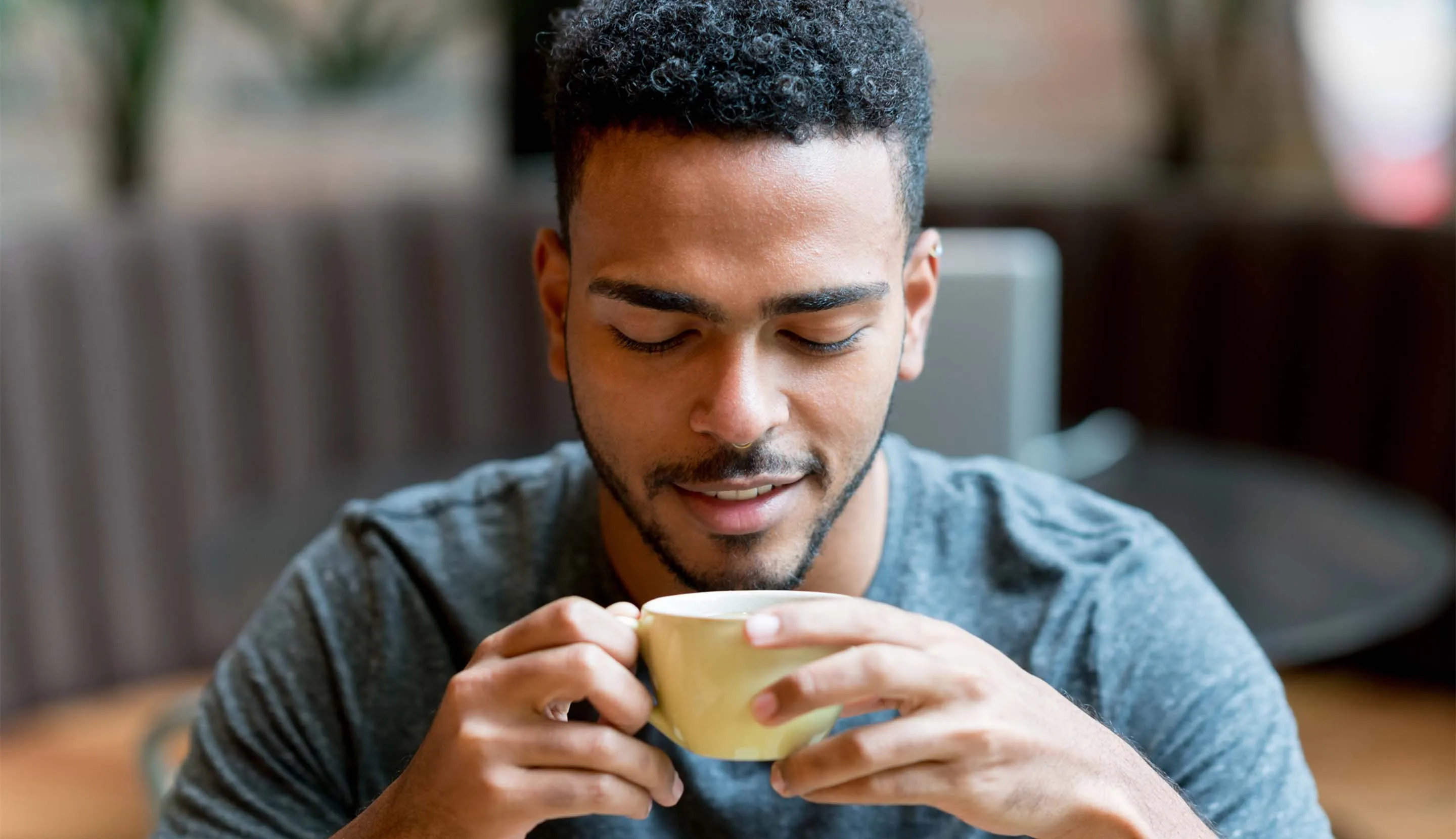 Hombre disfrutando de tomar un café en el día
