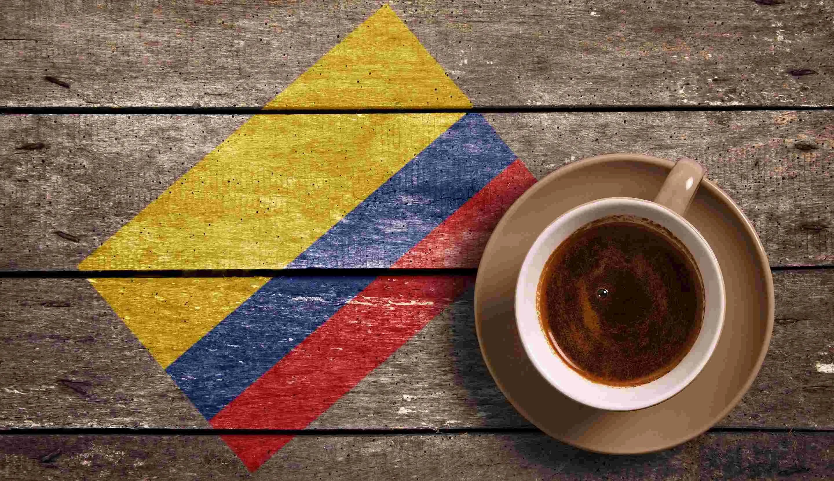 Taza de café con un dibujo de la bandera de Colombia