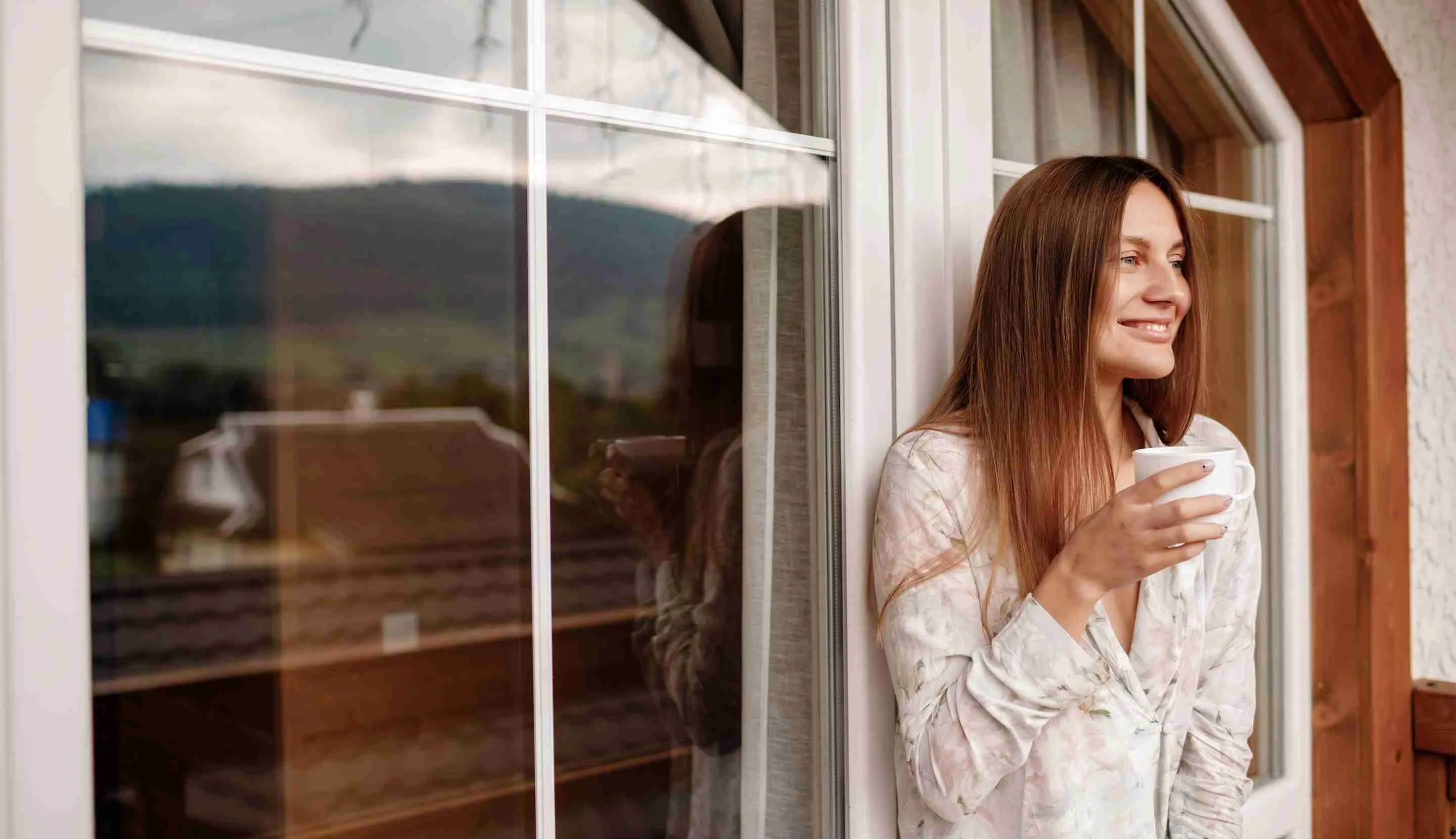 Mujer en la cama tomando una taza de café en ayunas