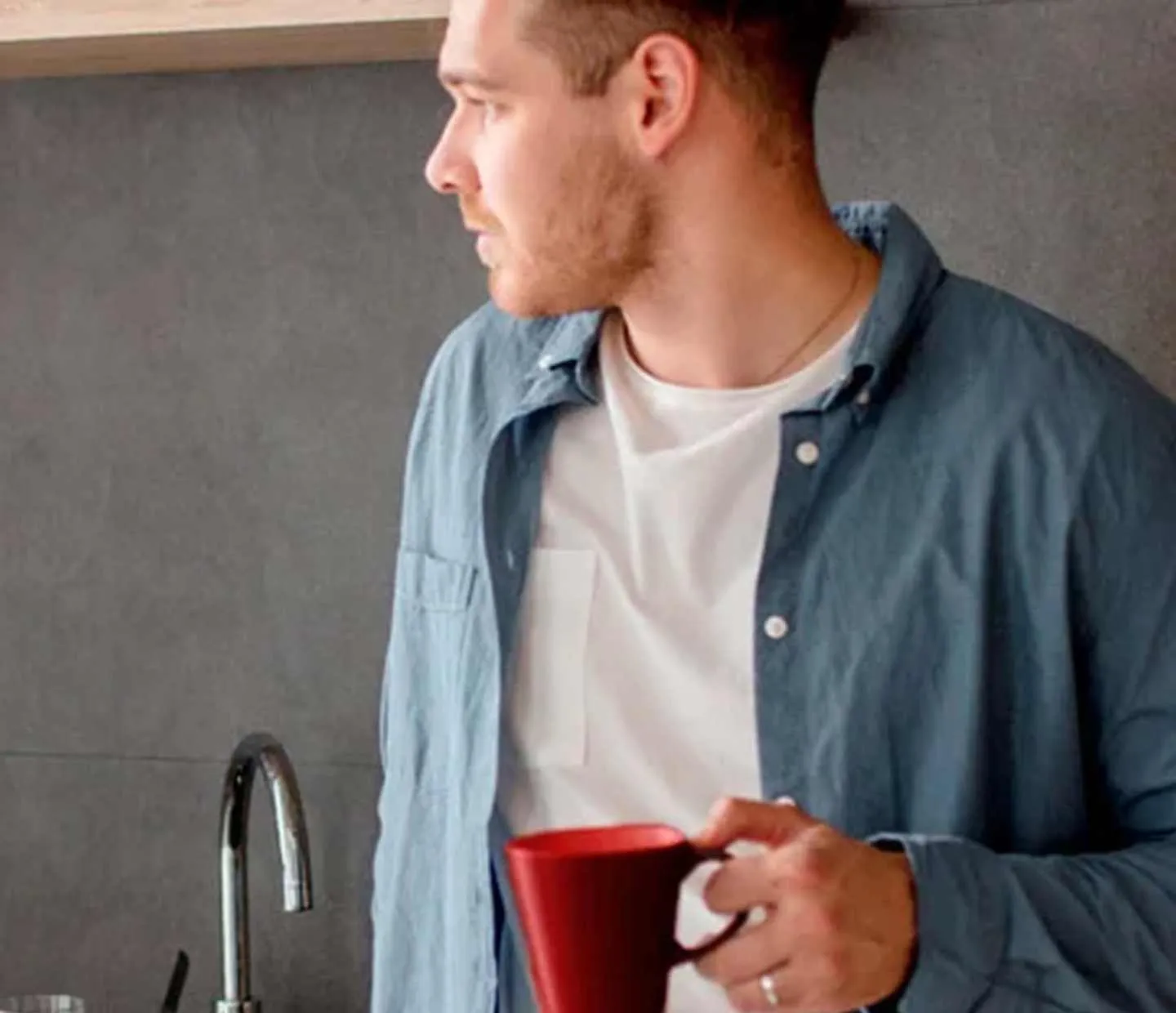 Hombre tomando una taza de café