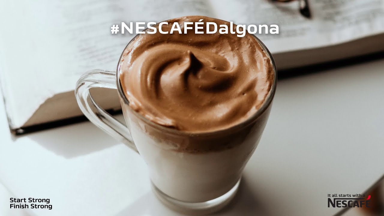 Uma xícara de café Nescafé Dalgona
