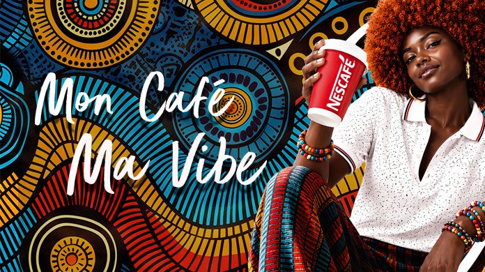 Une jeune femme élégante tenant un NESCAFÉ, exprimant sa confiance et son style personnel