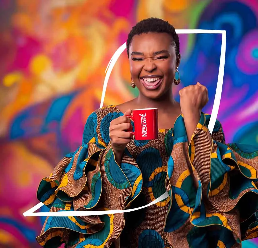 D'UN Mannequin stylé dégustant ou tenant son NESCAFÉ.