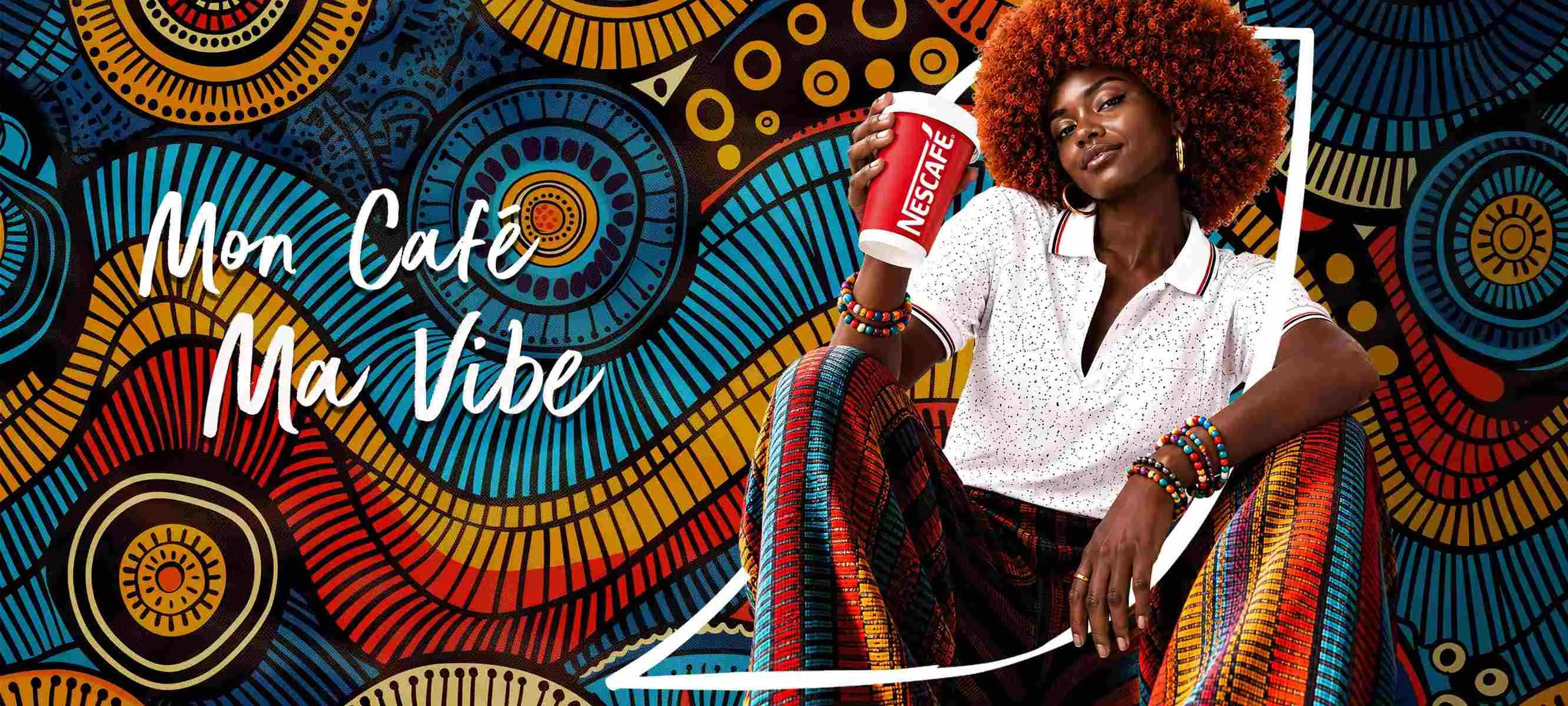 Jeune femme tendance tenant un NESCAFÉ, avec le message « MonCafé, Mon Style »
