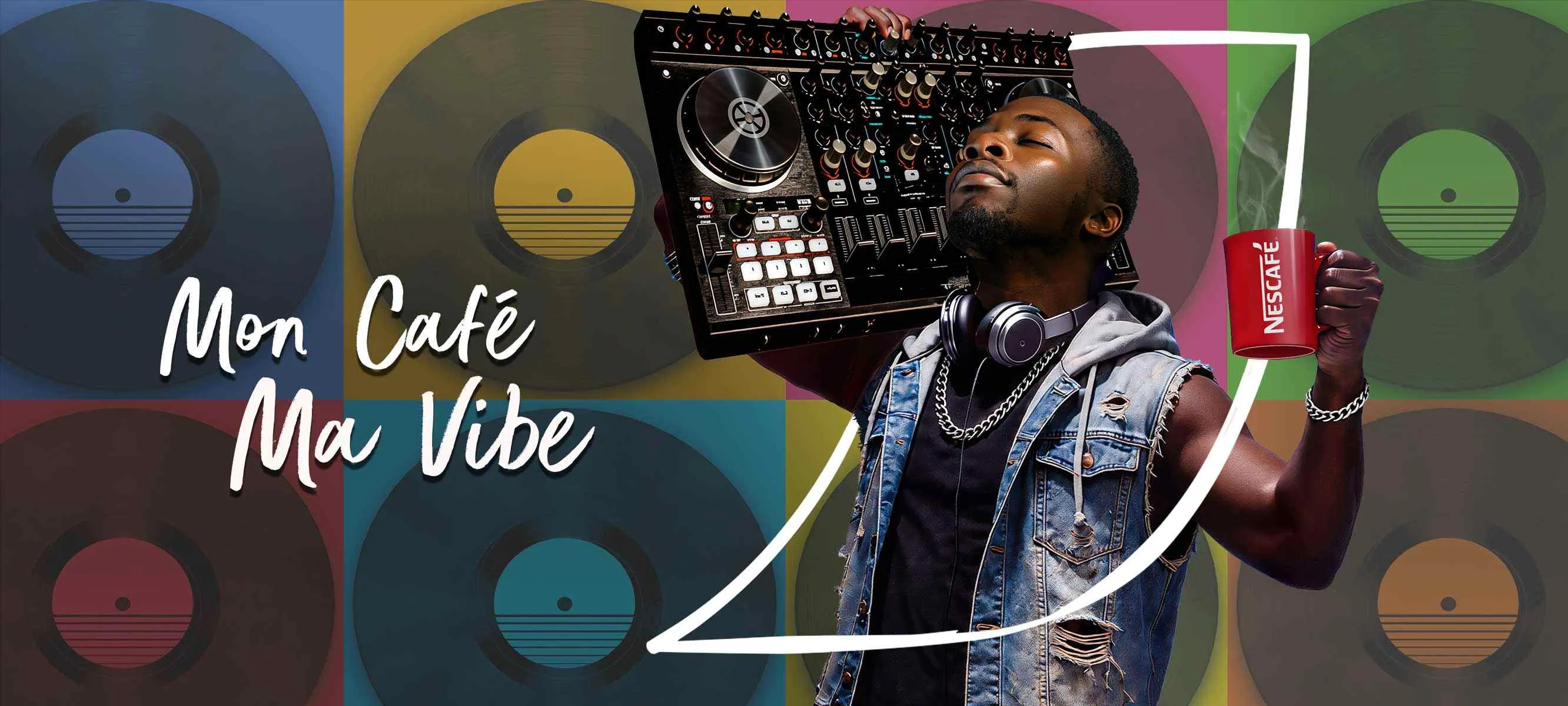 DJ Gen Z au look cool, tenant sa table de mixage et une tasse de NESCAFÉ, avec le message «Mon Café, Mon Beat»