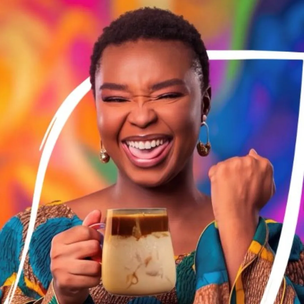D'UN Mannequin stylé dégustant ou tenant son NESCAFÉ.