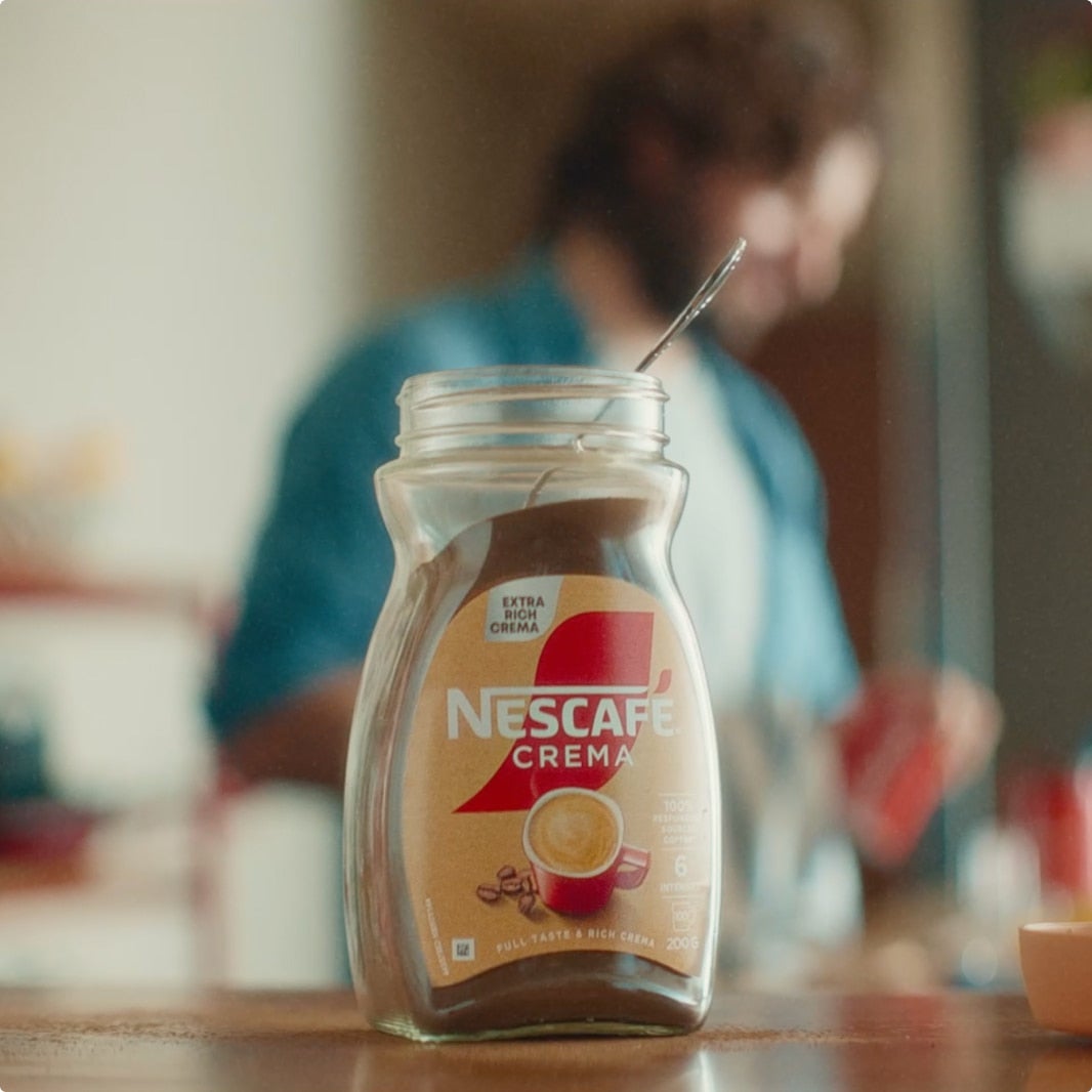 sklenice nescafe crema