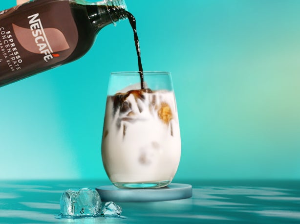 Obrázok nalievania espresso koncentrátu do pohára