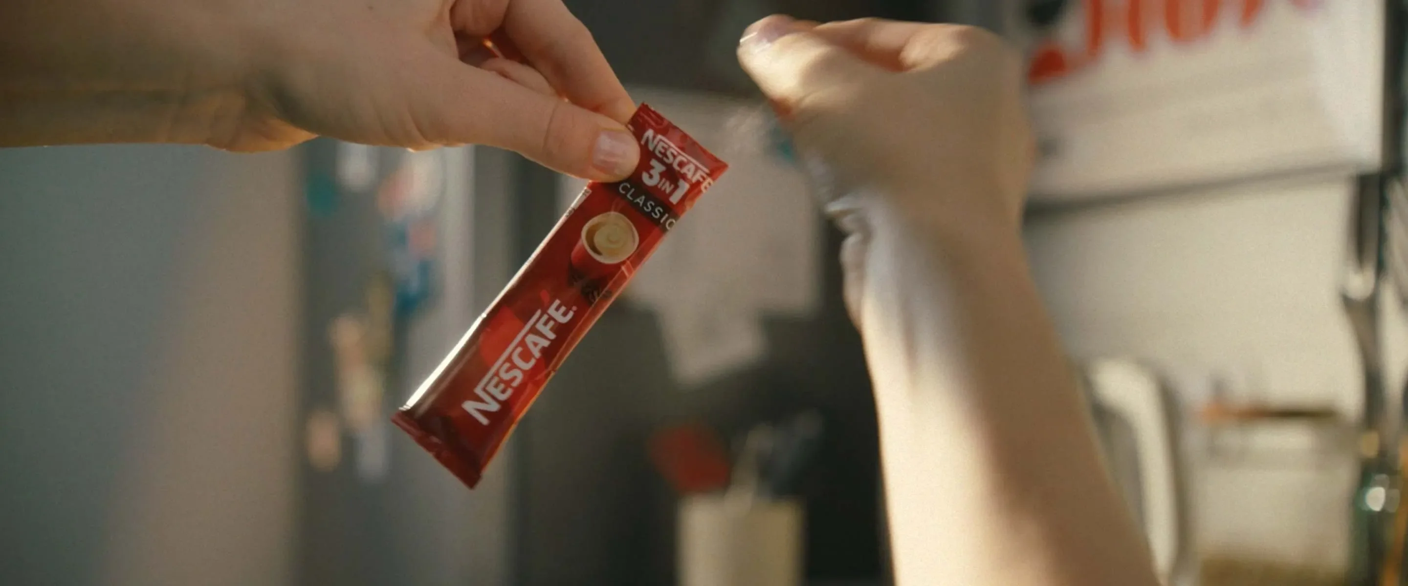 ruce otevírají nescafe 3in1