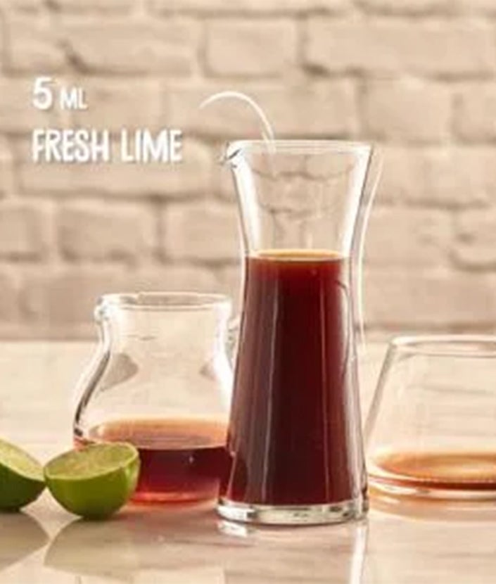 Apfel- und Kaffeerezept, Schritt 2: Karaffe mit Sirup und Limettensaft, Messbecher mit Kaffee