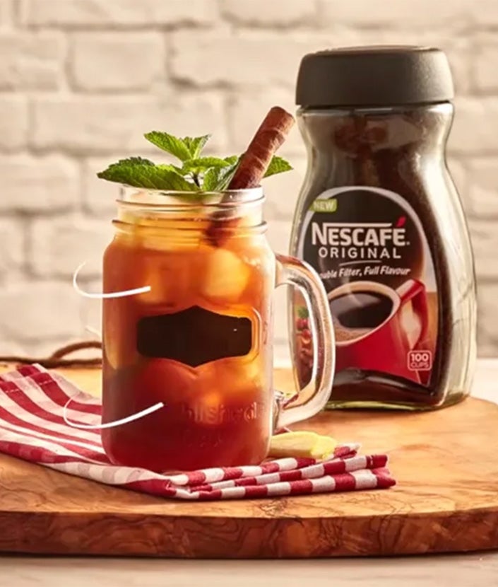 Apfel- und Kaffeerezept, Schritt 3: Glas NESCAFÉ Apple Spy mit Minze und Zimtstange garniert