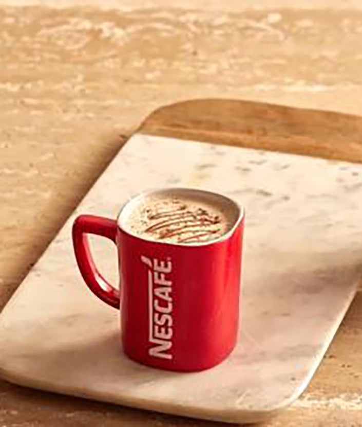 Kaffee mit Zimt Rezept, Schritt 3: NESCAFÉ Cinnamon Bun in der roten NESCAFÉ Tasse