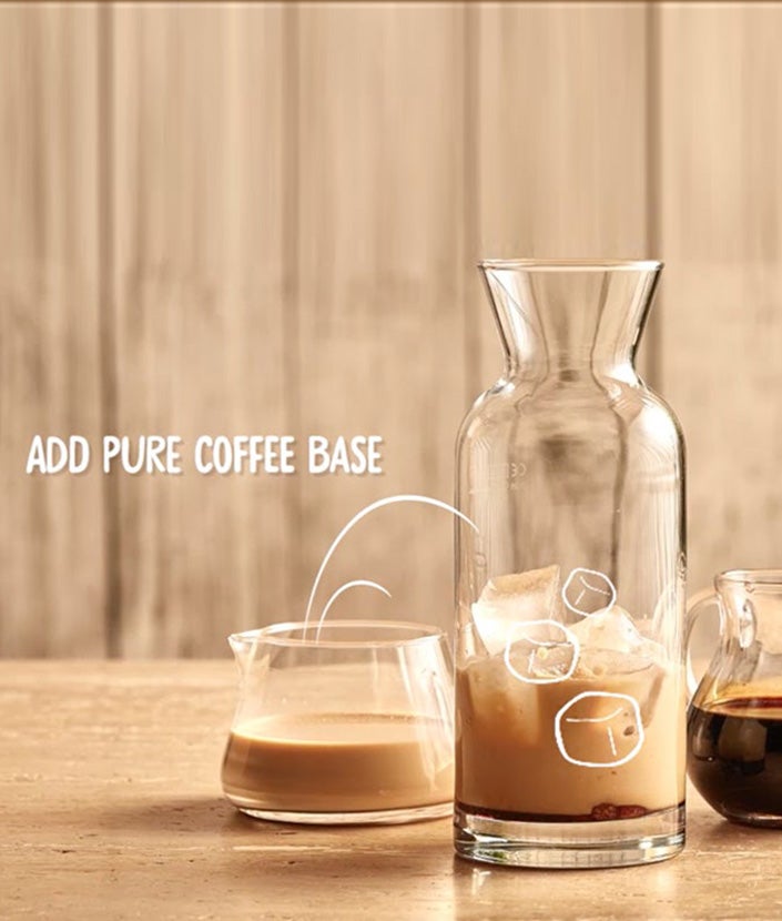 NESCAFÉ Cookie Crumble Rezept, Schritt 2: Karaffe mit Eiswürfeln und Kaffee, 2 Gläser im Hintergrund