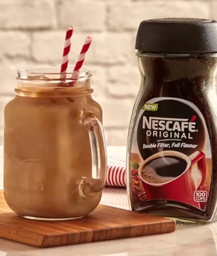 Eiskaffee Rezept, Schritt 3: NESCAFÉ ICE ICE BABY im Glas mit Strohhalmen