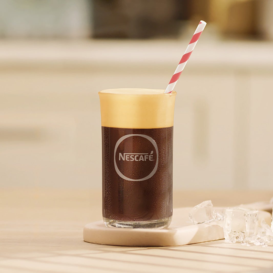 Glas beinhaltet einen NESCAFÉ Frappé Americano