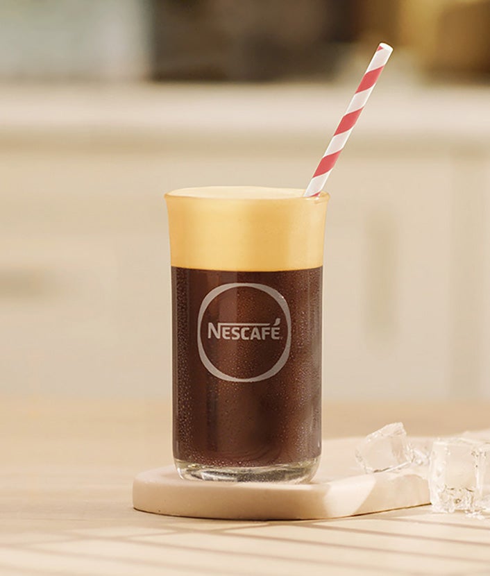 Glas beinhaltet NESCAFÉ Frappé Americano