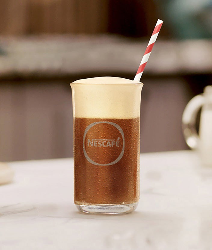 Glas mit einem NESCAFÉ Frappé Latte befüllen