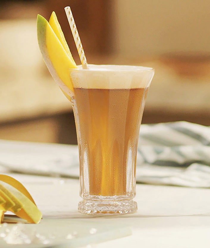 Glas beinhaltet einen NESCAFÉ Mango Frappé