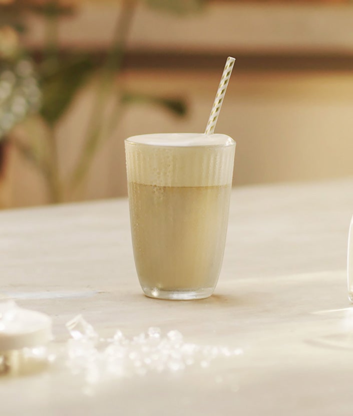 Glas mit einem NESCAFÉ Vietnamesischen Frappé