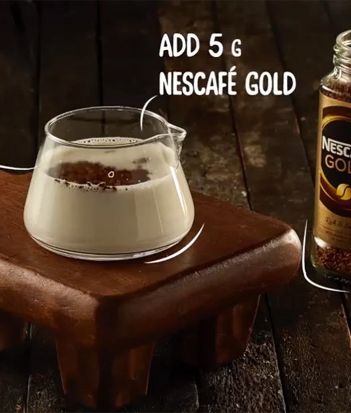 Kaffee Honig Rezept, Schritt 1: Messbecher mit NESCAFÉ GOLD und Milch