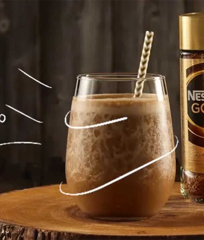 Kaffee Honig Rezept, Schritt 3: NESCAFÉ Honey Date im Glas mit Strohhalm