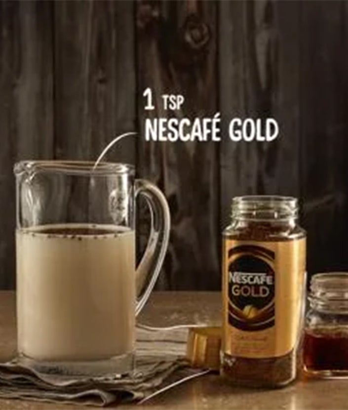 Kaffee mit Amaretto Rezept, Schritt 2: Kanne mit Sahne, Milch, Sirup und Kaffee, Sahnespender