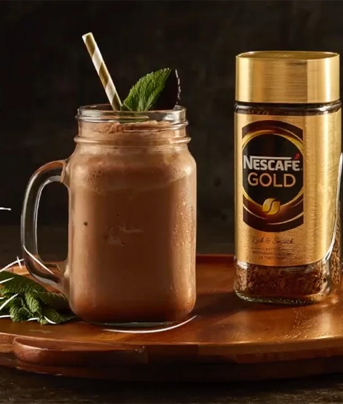 Kaffee mit Minze Rezept, Schritt 4: NESCAFÉ Cool Mint im Glas und NESCAFÉ GOLD Glas