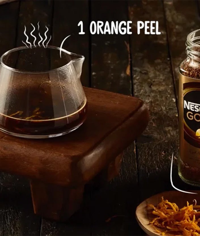 Kaffee mit Pfeffer Rezept, Schritt 1: Messbecher mit NESCAFÉ GOLD und Orangenzesten