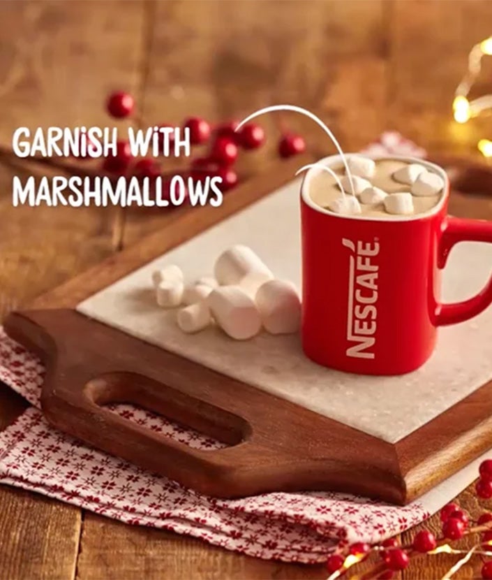 Lebkuchen Kaffee Rezept, Schritt 3: NESCAFÉ Ginger Mallow in roter NESCAFÉ Tasse mit Marshmallows