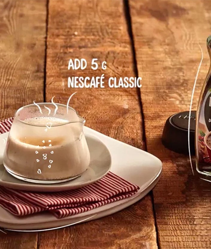 Lebkuchen Kaffee Rezept, Schritt 1: Messbecher mit NESCAFÉ CLASSIC und Milch