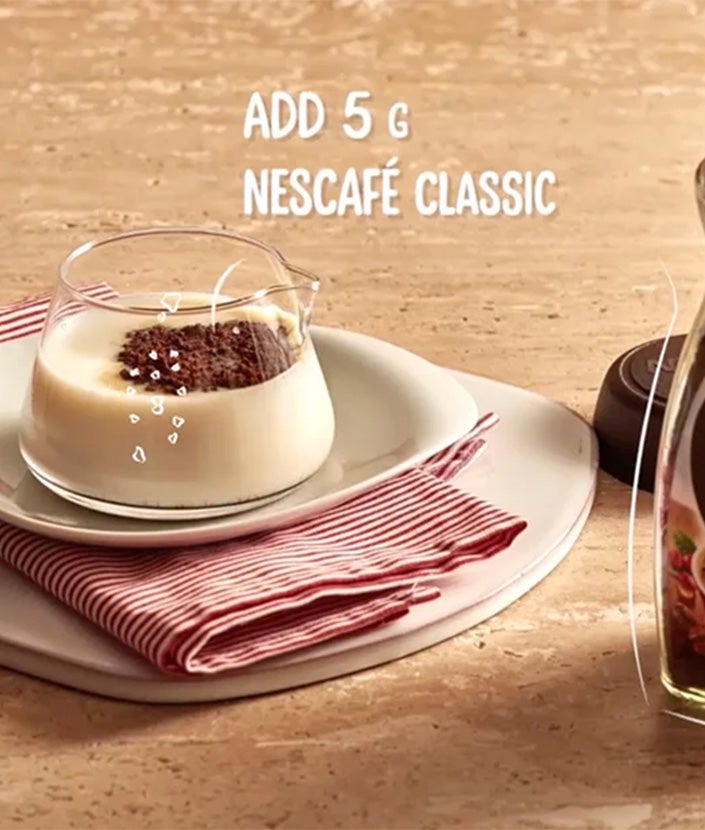 NESCAFÉ Cookie Crumble Rezept, Schritt 1: Messbecher mit NESCAFÉ CLASSIC in Milch