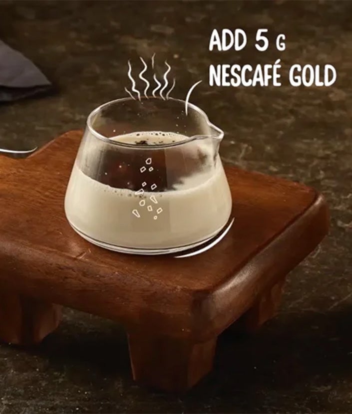 NESCAFÉ Cupid Kiss Rezept, Schritt 1: Messbecher mit NESCAFÉ GOLD und heißer Milch