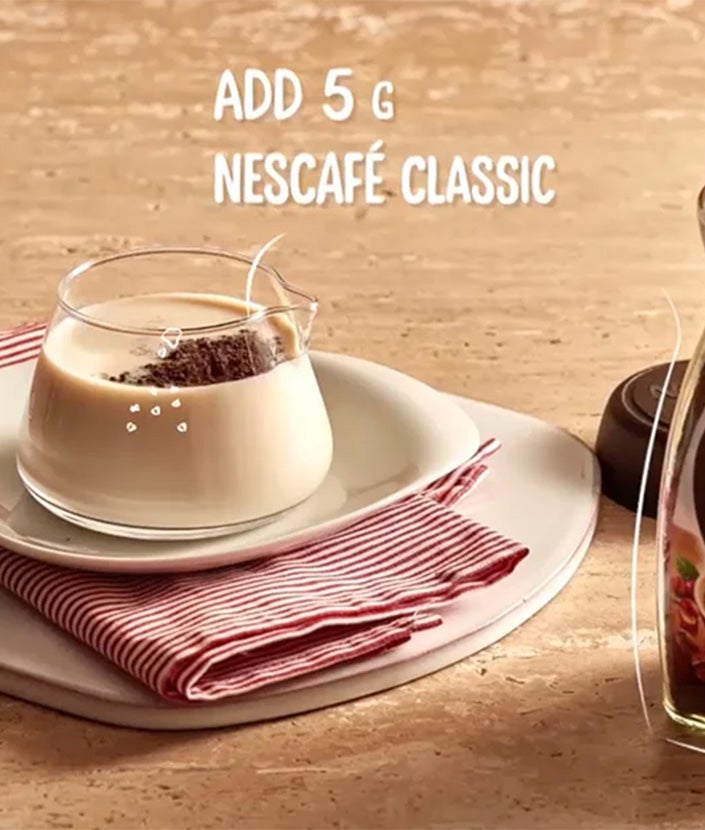 NESCAFÉ Dehli-cious Rezept, Schritt 1: Messbecher mit NESCAFÉ CLASSIC und Milch