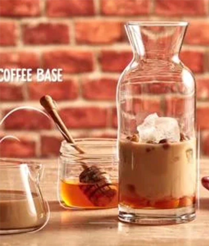 NESCAFÉ Dehli-cious Rezept, Schritt 2: Karaffe mit Haselnüssen, Honig, Eiswürfeln und Kaffee