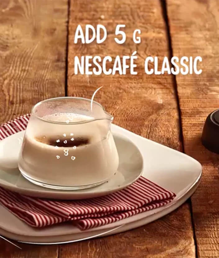 NESCAFÉ Waffle Latte Rezept, Schritt 1: Messbecher mit NESCAFÉ CLASSIC und Milch