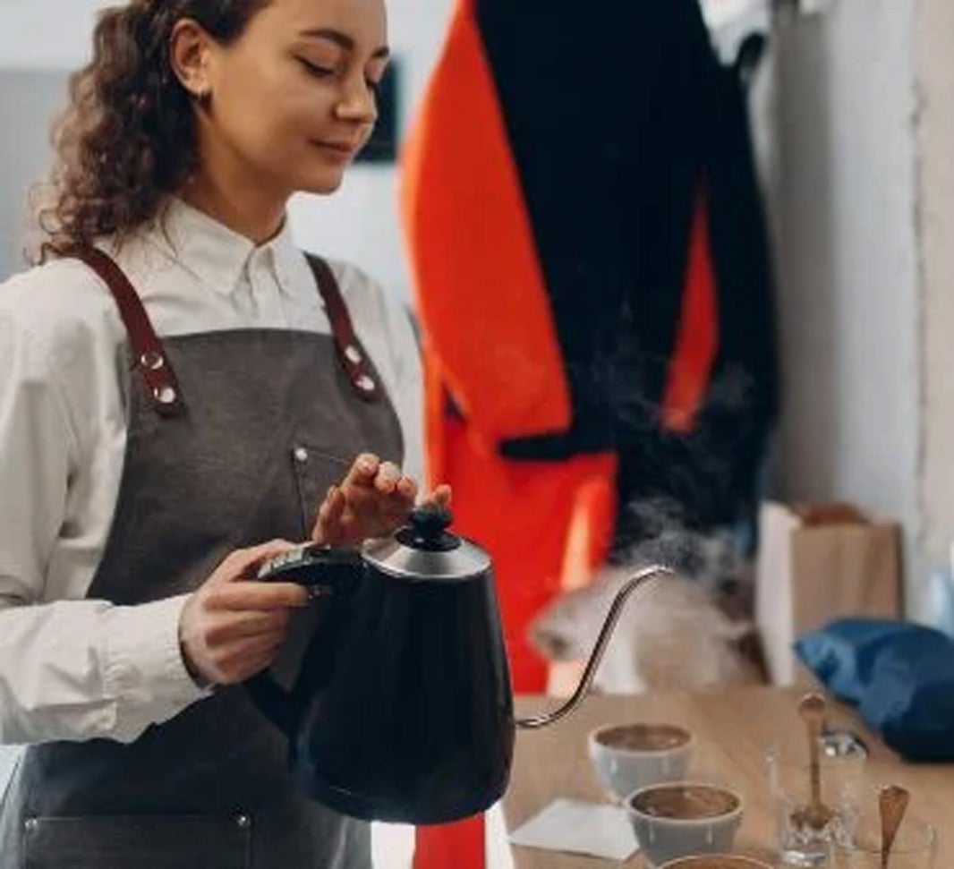 Frau bereitet eine Kaffeeverkostung vor