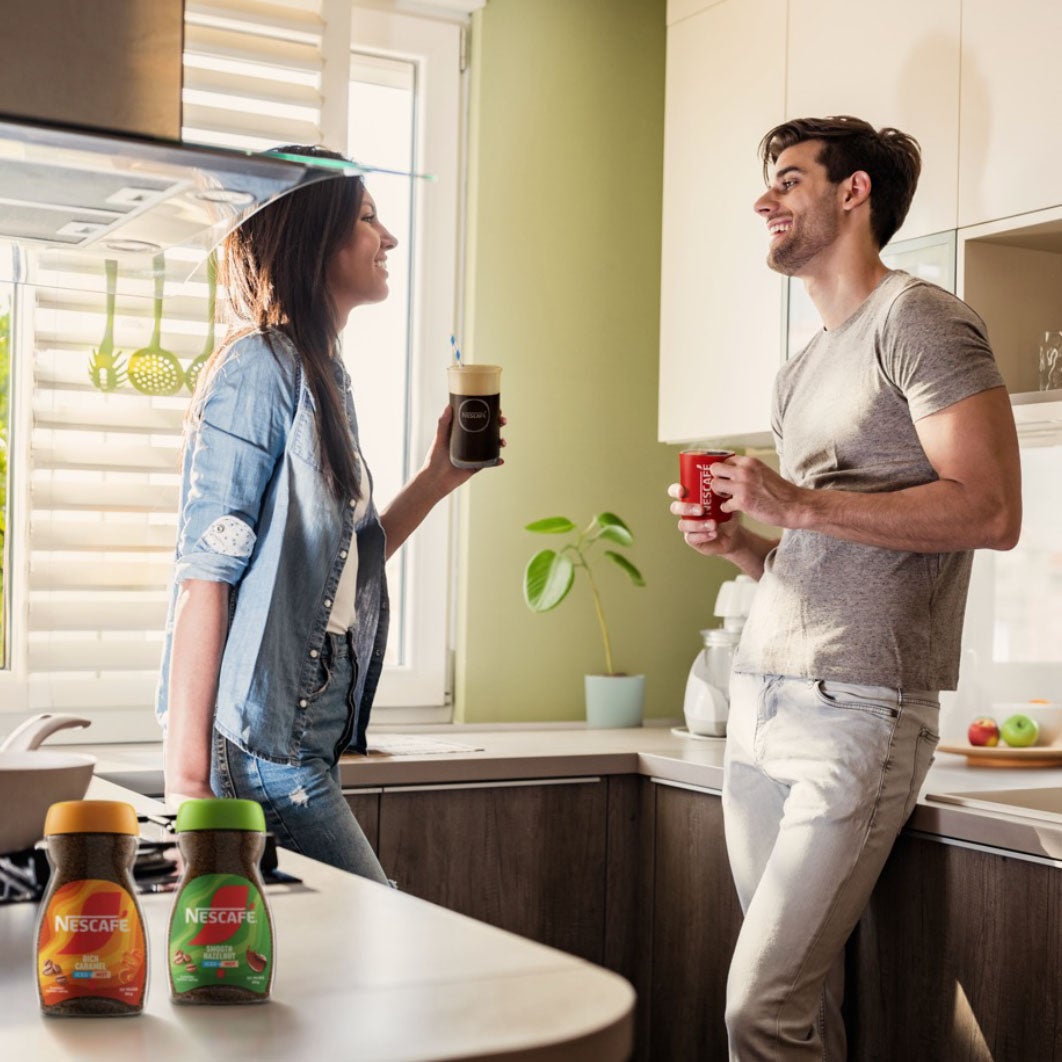 Mann und Frau trinken einen Kaffee