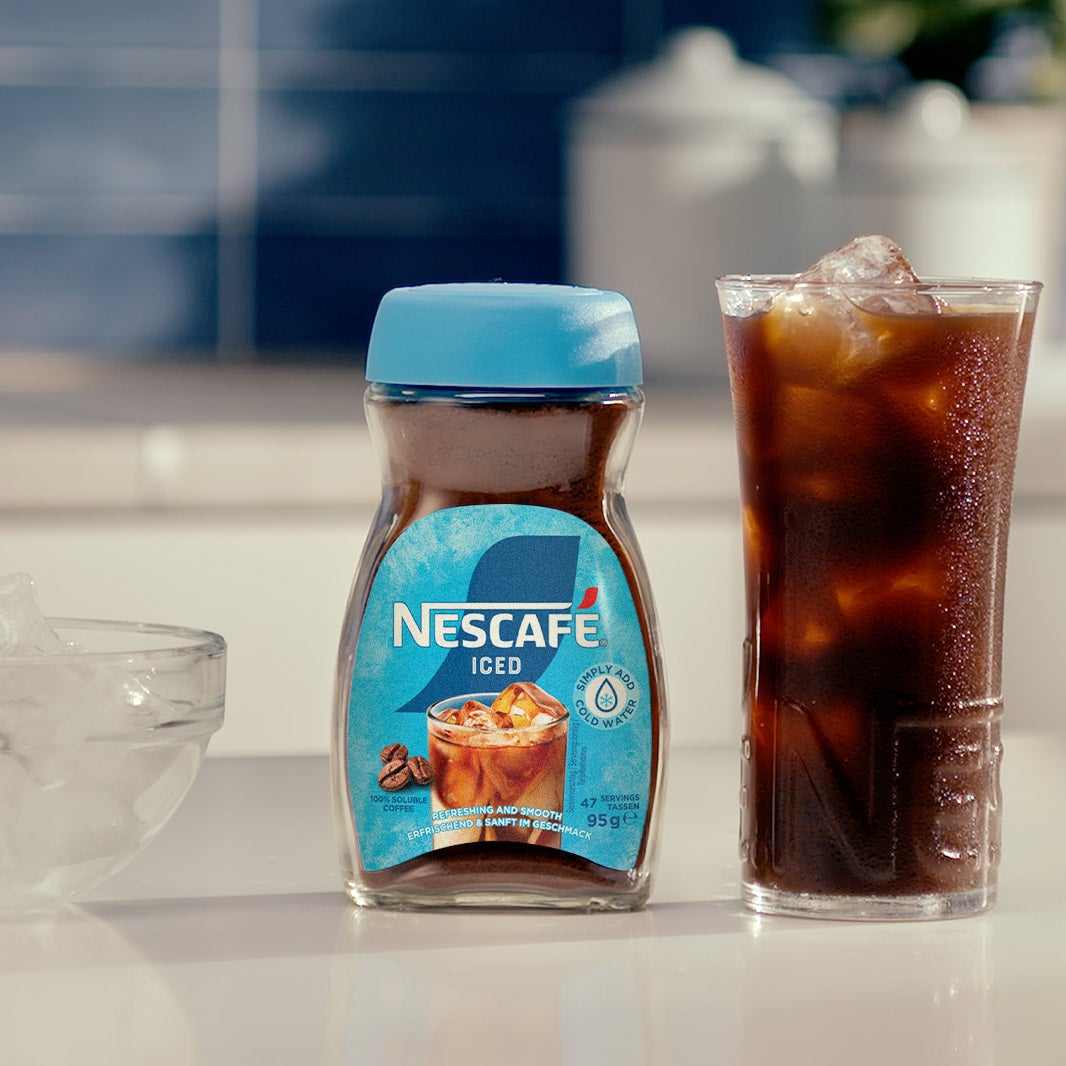 Frau trinkt Eiskaffee