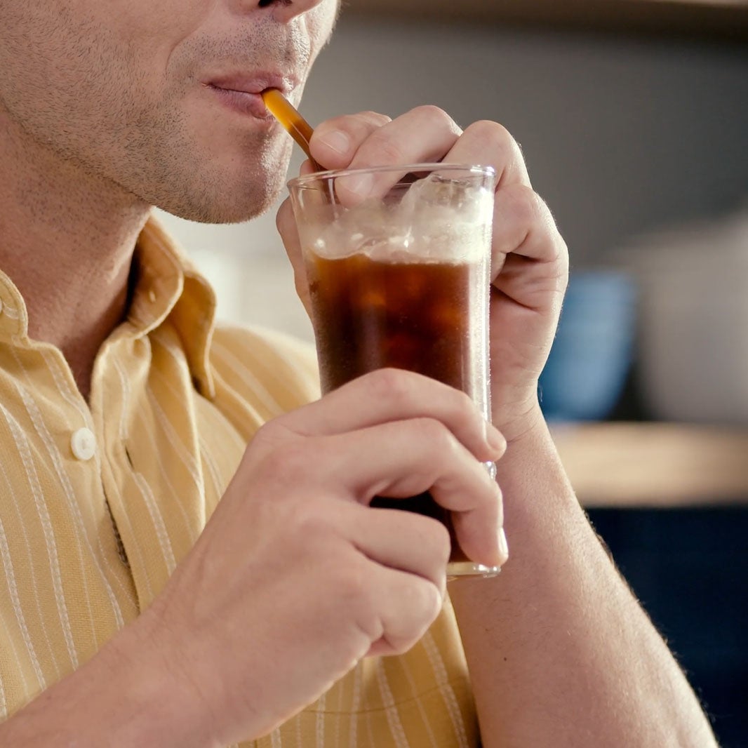 Mann trinkt Iced Coffee