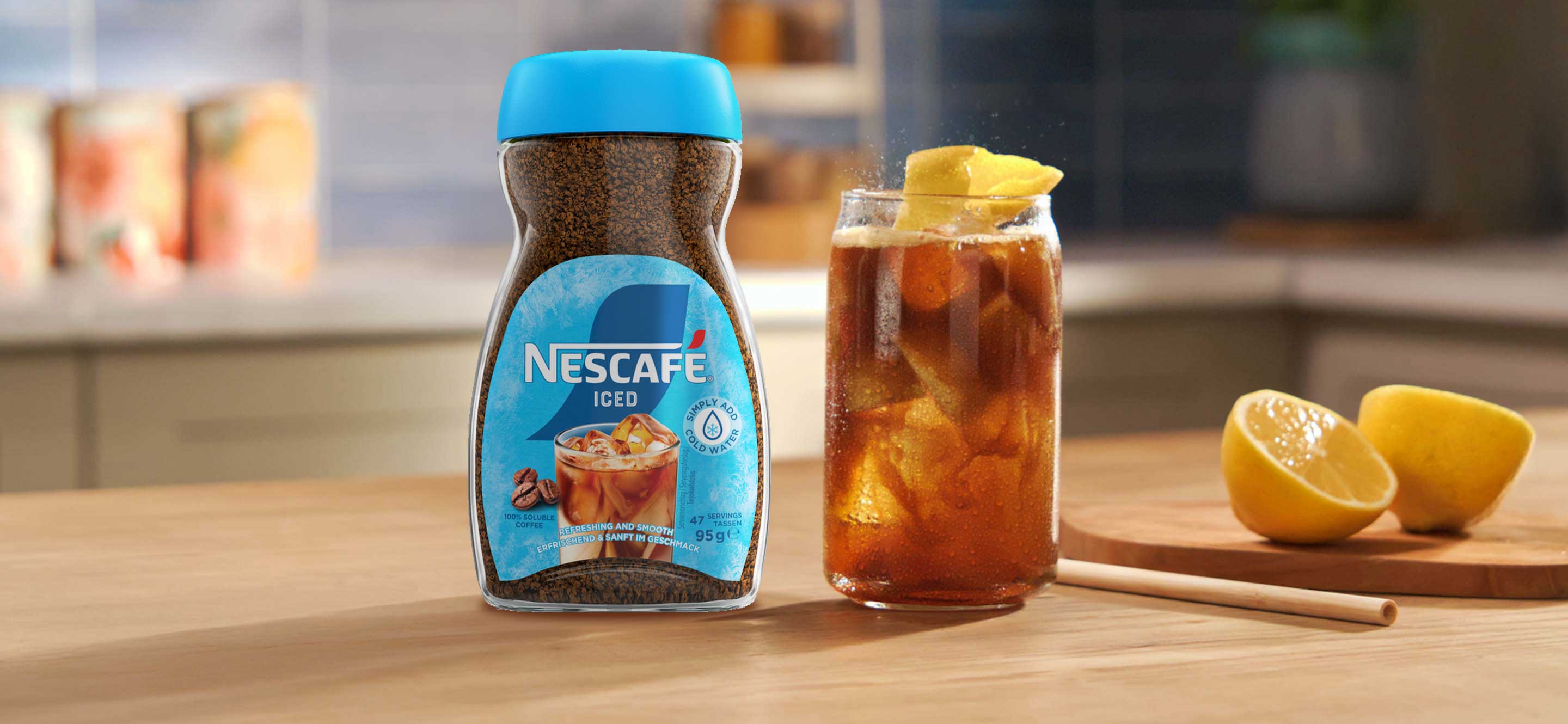 Nescafé Iced neben einem Glas voller Iced Coffee