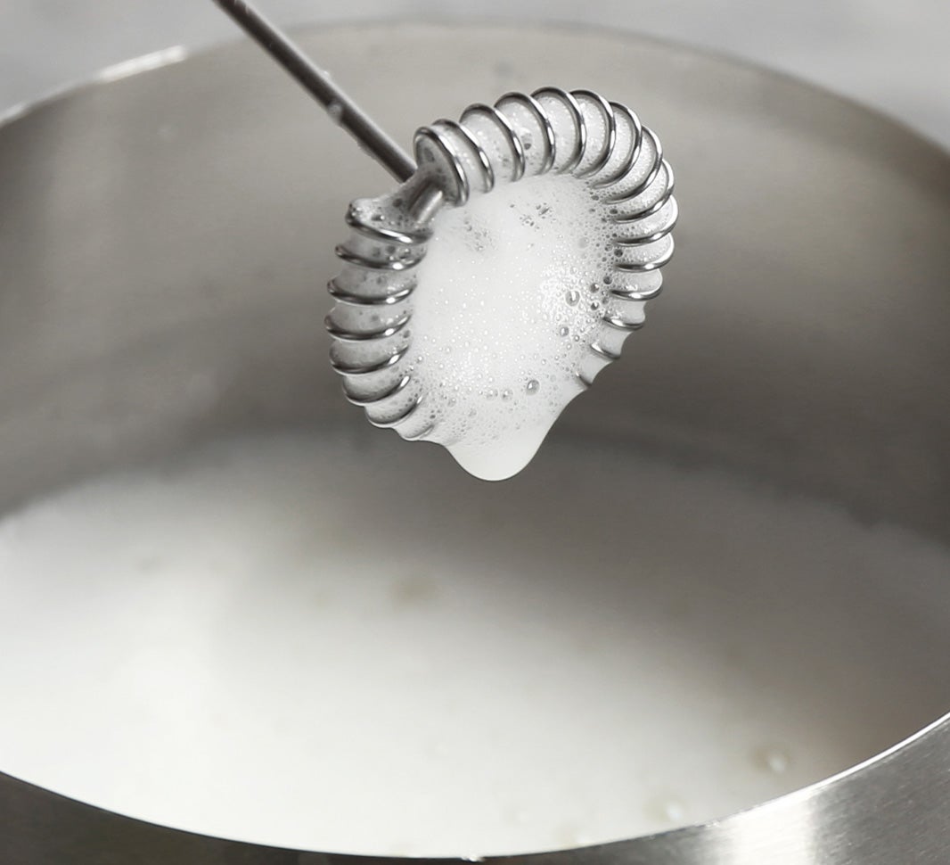 Schäume Milch mit einem Milchaufschäumer