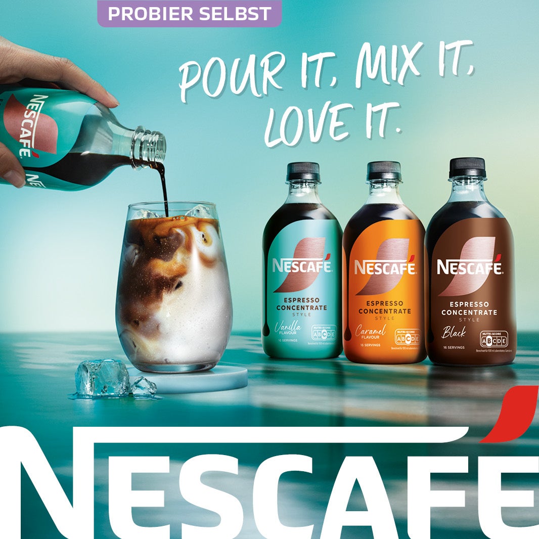 Besser: 2 Freunde genießen köstliches NESCAFÈ® Kaffeekonzentrat, gemischt mit Milch.
