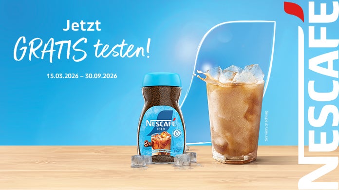 Glas NESCAFÉ® ICED neben einem Glas Eiskaffee mit Eiswürfeln auf Holzhintergrund vor blauem Hintergrund.