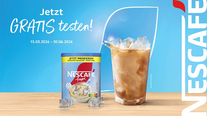 Dose NESCAFÉ® frappé ᵀʸᵖEiskaffee neben einem Glas Eiskaffee mit Eiswürfeln auf Holzhintergrund vor blauem Hintergrund.