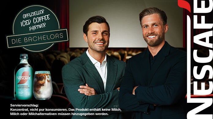 Die Bachelors 2026 stehen vor einer Kinoleinwand, neben einer Abbildung von NESCAFÉ Espresso Concentrate. 